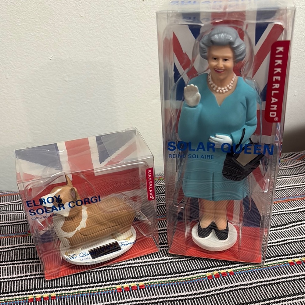Kikkerland Solar Queen and Corgi Set
